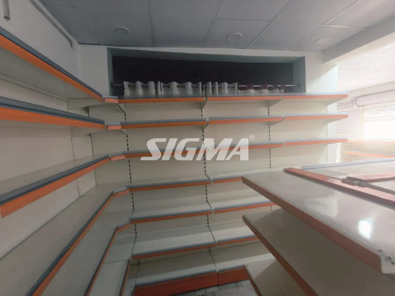 688614679_corner display Racks installation Etawa.webp